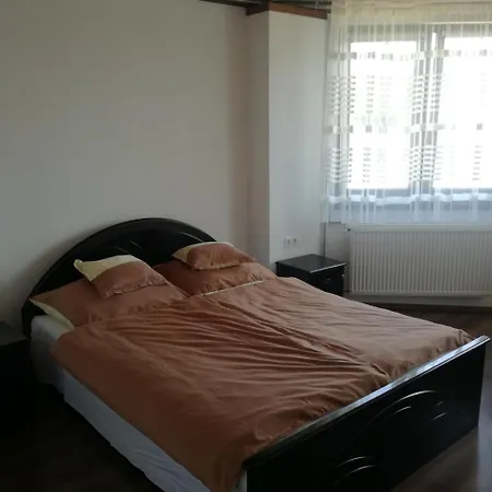 H And H Kft. Bed & Breakfast *